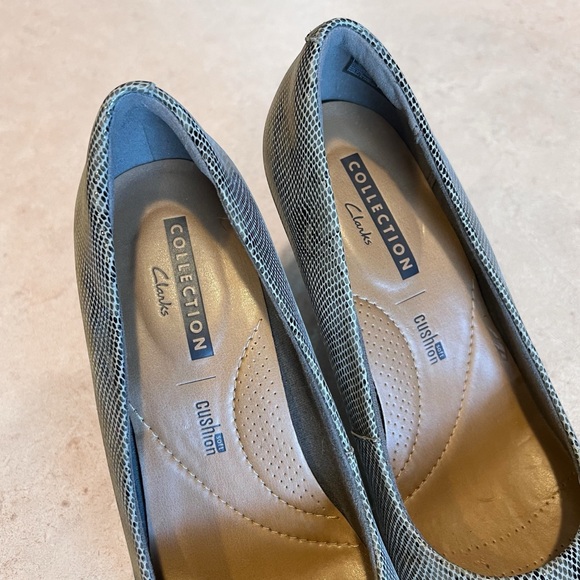 Clarks Python Snake Print Leather Comfort Heels Pumps Sz 7 - Picture 5 of 7